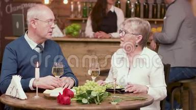 一对老夫妇在一家老式餐厅里浪漫约会