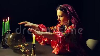 一个年轻的吉普赛人穿着红色的衣服，在一张<strong>桌子上放</strong>着蜡烛，看着一个玻璃球，把她的手<strong>放</strong>在<strong>上</strong>面。 平均数