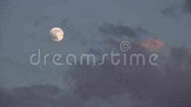 乌云中的满月在天空中升起，黄昏的光景，黄昏的背景