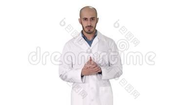 中年医生穿着医疗制服，用手掌指着白色相机