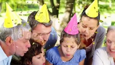 三代家庭在户外庆祝生日