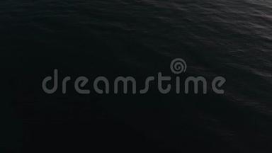照相机在日落时飞过大海，飞向清澈的地平线。 4.照相机`视线从海面上升到清澈的海面