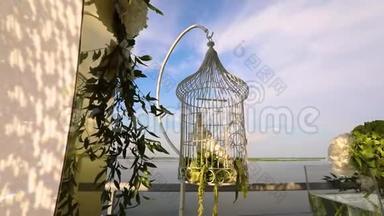 婚礼<strong>鸽子</strong>坐在笼子里，白鸽坐在笼子里，背景是河流和<strong>蓝天</strong>，装饰设计与