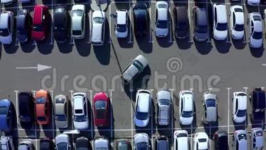 俯视停车场上的汽车行驶。站在停车场的鸟瞰图