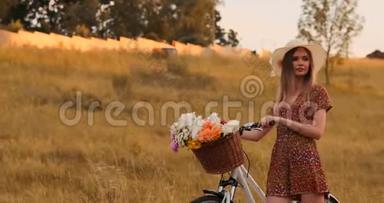 一个漂亮的女人，戴着帽子，骑着自行车，穿着轻盈的夏装，带着<strong>花篮</strong>，微笑着。