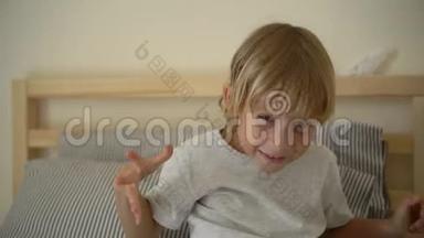 一个小男孩吐着餐巾庆祝他的病愈