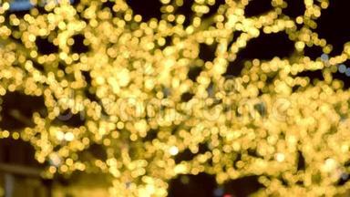 树被装饰<strong>成金</strong>灯泡的花环。 圣诞街灯。 特写镜头，模糊..