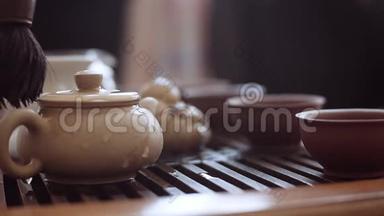茶道。 从茶壶里，用茶刷把开水滴擦干净.. 慢动作