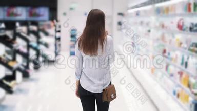 从侧面看，女人在化妆品店的货架上，慢动作