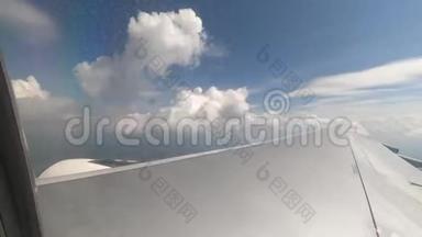 <strong>飞机上</strong>有游客在天空中的高空飞行，在云层中飞行