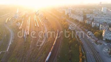 基辅中央火车站火车站火车站的空中全景日落景色。 城市高速公路全景