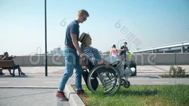 一个男人帮助一个坐轮椅的女孩从路边下到柏油路。 一个男人推着轮椅