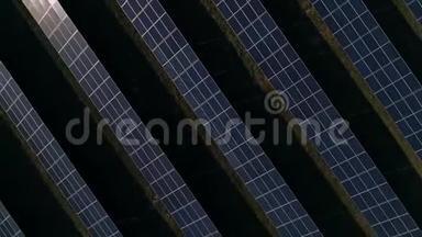 空中无人机镜头。 飞越太阳能电池板农场从上<strong>往下</strong>看。 可再生绿色替代能源