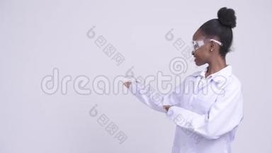 年轻快乐的非洲女医生戴着防护眼镜