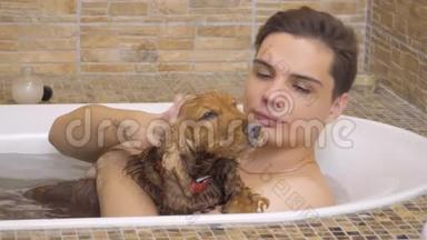 男人和狗在热<strong>水浴</strong>中洗澡