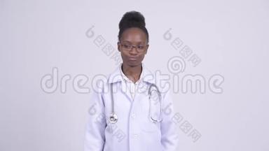 年轻的非洲女医生看起来很无聊很累