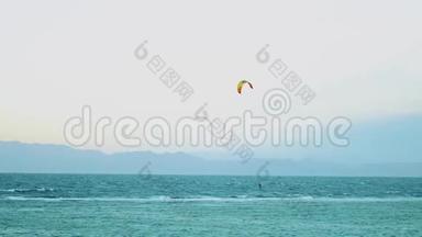 在埃及达哈布美丽的清水中风筝冲浪。 以山为背景，探索碧水