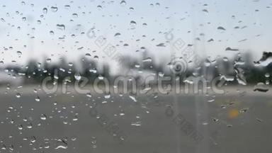 有<strong>雨滴</strong>的飞机窗户。 飞机在<strong>雨滴</strong>下透过窗户模糊的视野