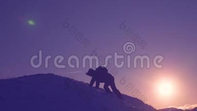 男子登山者在紫薇夕阳下征服高山雪山。 征服<strong>高峰</strong>旅行者。 为游客游览。 游客