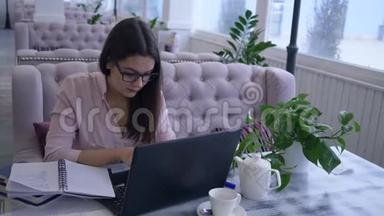 <strong>远程教育</strong>中的现代计算机技术，快乐的学生女孩用笔记本电脑学习在线课程