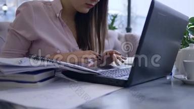 在<strong>线支付</strong>，学生女孩在远程学习期间使用笔记本电脑，并用塑料卡<strong>支付</strong>教育费用
