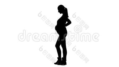 女孩期待孩子的出生，她怀孕了，背疼。 剪影。 白色背景。 慢动作
