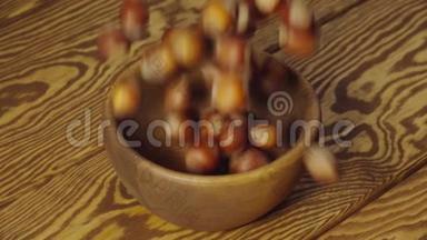 慢：榛子掉进桌子上的木碟里