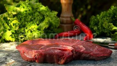 牛肉排躺在绿色大理石桌上