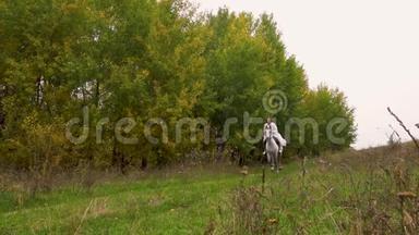 1.长头发的白衣女子骑着马