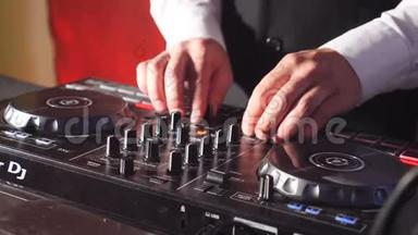 关闭DJ手在迪斯科俱乐部的现代CDUSB播放器播放派对音乐-夜生活和娱乐概念。 主持人