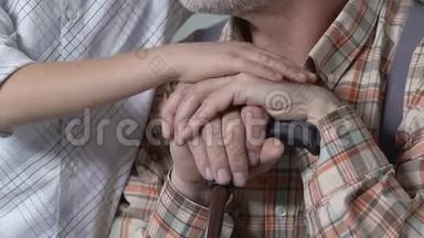 男孩抚摸祖父的手，亲情，患难中的支持，关系