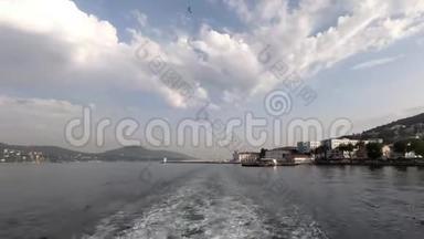 沿着繁忙的土耳其海岸漂浮的船上美丽的景色