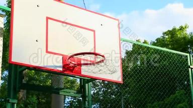 在街上<strong>打篮球</strong>，训练在篮子里<strong>打篮球</strong>。 <strong>运动</strong>、训练的概念