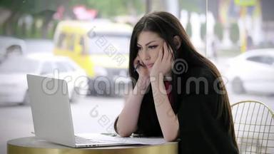悲伤的年轻女人看着笔记本<strong>电脑</strong>和签名的文件。 担心<strong>面对</strong>女商人。 概念感觉