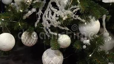 圣诞树上的圣诞装饰品。 白色的球和装饰品。