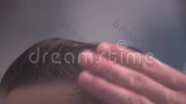 男人在理发店或发廊`发型和理发。 整理头发。 烧烤店