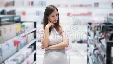 <strong>化妆品店</strong>的女孩肖像认为买哪种产品，慢动作