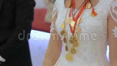 金东方<strong>珠宝首饰</strong>及饰品在女子`身上的婚礼传统仪式. 土耳其珠宝