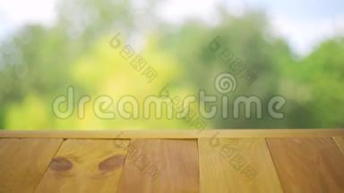 木制的桌面上五颜六色模糊的秋天背景与蓝天和黄色的树木衬托。