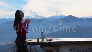 女人吃三明治，喝茶，以<strong>抵御</strong>山岳景观