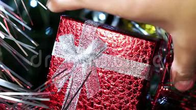 圣诞新年红盒礼物。 手拿红色礼盒