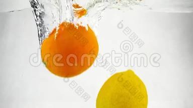 石灰和<strong>橙色</strong>在孤立的背景下滴在水中。 <strong>视频</strong>柑橘慢动作..