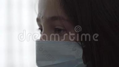 特写肖像悲伤生病的女孩，脸上戴着无菌面具，低头看着家。 生病孩子的概念.. <strong>医药</strong>