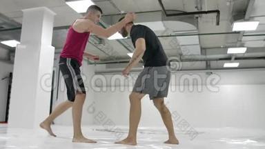 摔跤手移动到对手，抓取和滚动与整理在垫子上缓慢的运动。