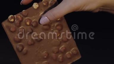 女人手中的黑巧克力块`特写