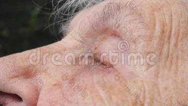 满脸愁眉苦脸的老奶奶满脸皱纹都在哭。 不开心祖母的肖像。 真诚的哭泣