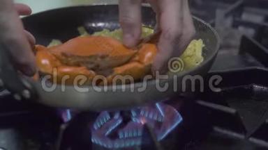 意大利面食与红海蟹准备在煎锅炉火在厨房。 意大利面食的过程准备