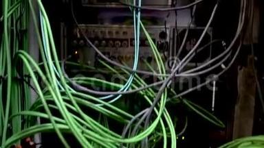 Ð计算机数据中心。 许多电缆，底部视图，移动相机。 服务器电缆