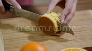 切蛋糕的厨师。 女人手工切割海绵蛋糕。