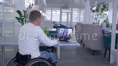 家庭教育，坐在<strong>轮椅上</strong>的残疾<strong>老人</strong>在笔记本<strong>上</strong>写笔记，同时观看笔记本电脑的在线培训